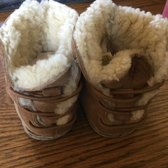 Baby Ugg size Small  lined have a few scuffs but in good used condition - Picture 2 of 4